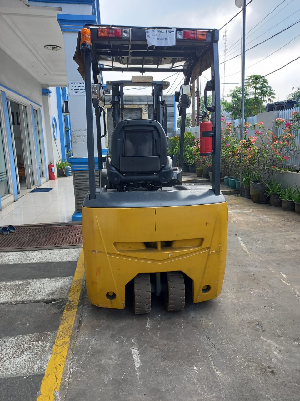 Caterpillar 2.5 ton three wheel EP25NT Sewa forklift harian, bulanan dan tahunan caterpillar forklift.